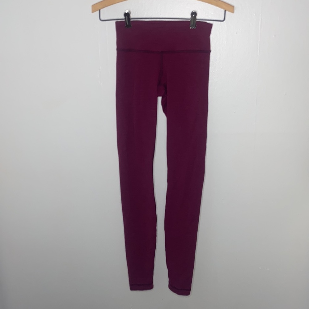 🪿Adorable maroon Lululemon reversible leggings! - Picture 3 of 10